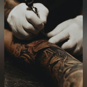 Imagen de referencia de un tatuaje al momento de ser impregnado en la piel de una persona