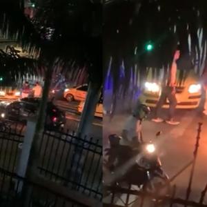 Momento en el que los conductores de los vehículos prenden con fuego las prendas de vestir del criminal