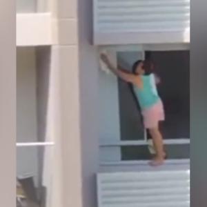 El momento en que la mujer es captada limpiando la vivienda