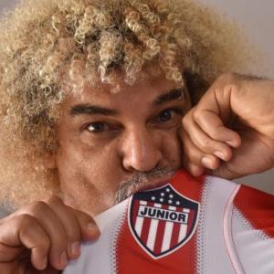 Carlos Alberto Valderrama besando la camiseta del Junior