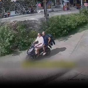 Momento en el que ambos se transportan en una moto