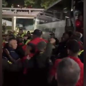 Momento de una agresión de un policía contra un jugador del América 