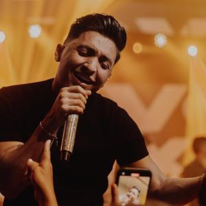 Julio Rojas, artista vallenato, en medio de una presentación