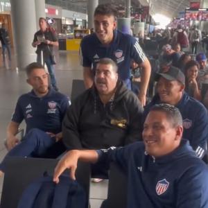 Maelo Ruíz acompañado por los jugadores de Junior