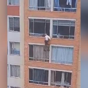 La mujer al momento de soltarse y caer de la amplia altura