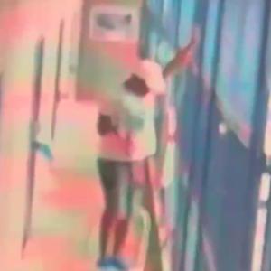 el Negro Ober en su celda, intentando destruir la cámara de seguridad