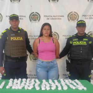 La joven capturada junto a una parte de las mil dosis incautadas
