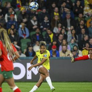 Jorelyn Carabali, defensa de la selección Colombia, cambiando de frente
