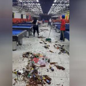 Aspecto de la 'botellera' formada durante este lunes en horas de la noche