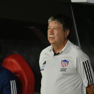 Hernán Darío 'Bolillo' Gómez observando el juego entre Junior y Cúcuta