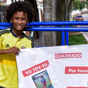 El joven Isaac con una cartelera para llamar la atención del jugador del Inter