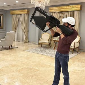 El presidente Nayib Bukele con el armamento