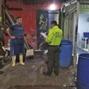 Momento en que unidades de la Policía dan lectura de la orden de cierre a la vivienda