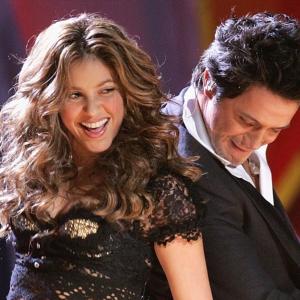 Shakira y Alejandro Sanz juntos en el escenario durante un concierto en el año 2008