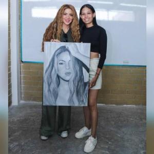 Shakira al lado de la joven Jaine, de 19 años, quien le pintó un retrato a la famosa cantante