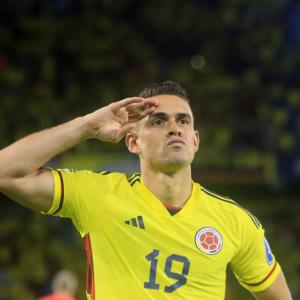 Rafael Santos Borré, como comandante, celebra su anotación ante el estadio Metropolitano