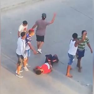 Momento en el que el joven acaba tendido en el suelo tras el impacto de arma de fuego