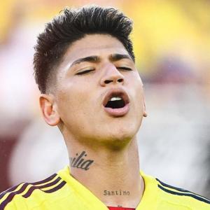 Jorge Carrascal cantando el himno de Colombia en la previa de un partido con la 'Tricolor'