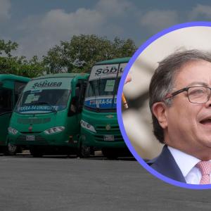 Gustavo Petro y una flota de buses en Barranquilla