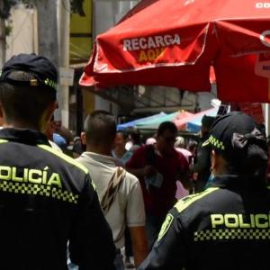 Agentes de la Policía Metropolitana en vigilancia por el Centro de Barranquilla.