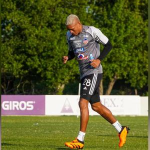 Jermein Peña en medio de una sección de entrenamientos con el equipo barranquillero