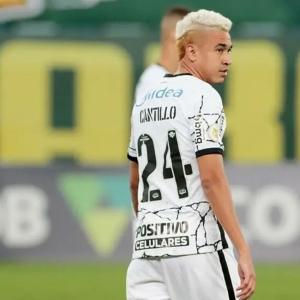 Victor Cantillo en medio de un partido de Corinthians