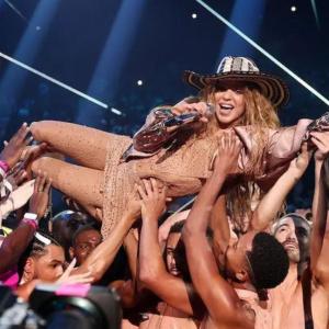 Shakira en medio de su presentación en los VMA's