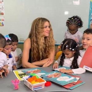 Shakira compartiendo con los niños en el interior de la institución