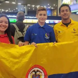 Juliana Sofía Pérez, Cristian Camilo Echeverri y Tonny Gualdron Pacheco, profesor que los acompañó hasta Europa.