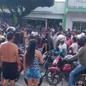 El hombre herido fue conducido en moto a un centro asistencial cercano