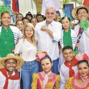 Eduardo Verano, Gobernador elegido; Elsa Noguera, actual mandataria, y una comitiva cultural que antecedió al encuentro de ambos