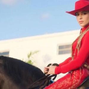 Shakira sobre el caballo con el que protagoniza el video oficial de la canción