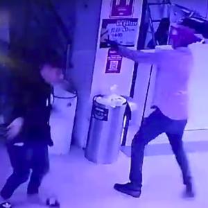 Momento en el que el criminal acciona su arma de fuego