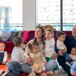 La madre acompañada por los pequeños