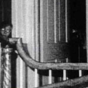 La famosa foto capturada por  Ed y Lorraine Warren en 1976, pretende mostrar el fantasma de John DeFeo, de nueve años.