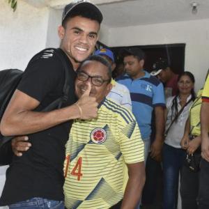 El extremo guajiro Luis Díaz en su visita a su casa en Barrancas, junto a su padre Luis Manuel Díaz.