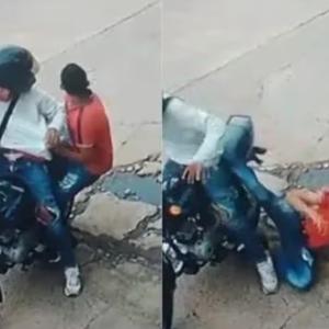 Los criminales en el momento en que el conductor de la moto abandona a su 'compinche'