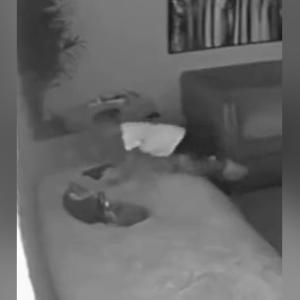 Momento en que la menor tiene acceso al arma