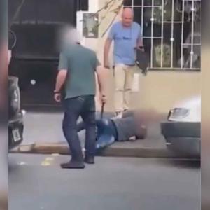 Momento en el que el dueño del vehículo comienza a golpear al criminal