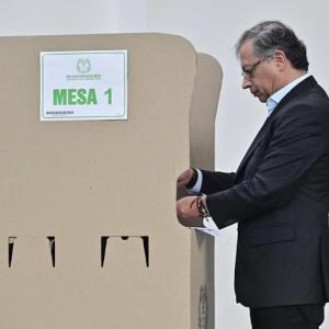 Gustavo Petro durante su voto