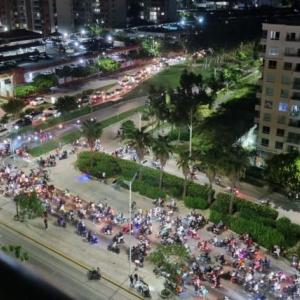 Caravana desarrollándose a la altura del Centro Comercial Buenavista