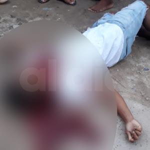 El cuerpo sin vida del hombre tendido sobre una carretera. Imagen censurada para proteger de sensibilidades