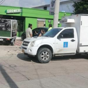 Vehículo de Medicina Legal encargado de transportar el cuerpo sin vida desde la vivienda hasta la morgue