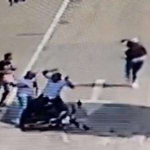 Momento en que la mujer procede a accionar su arma de fuego contra los criminales