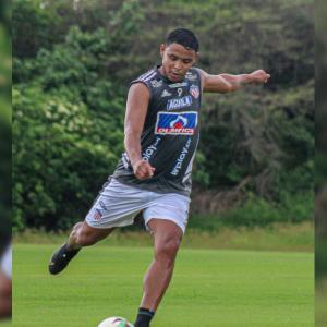 Luis Muriel entrenando en la sede del equipo barranquillero con la indumentaria 'tiburona'. 
