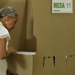Una mujer de avanzada edad deposita su voto en las urnas durante los comicios celebrados este domingo en todo el país