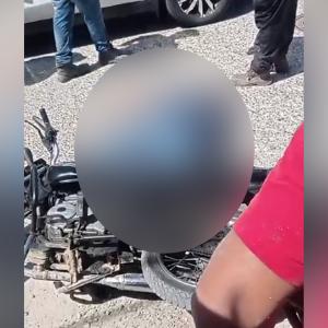 El hombre quedó tendido sobre la carretera y varios videos que circulan en redes sociales dan cuenta de la tragedia
