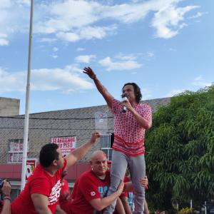 Silvestre Dangond sobre el camión de bomberos que lo transportó a lo largo del recorrido