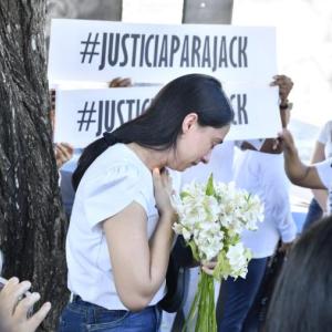 La madre llora durante la velatón