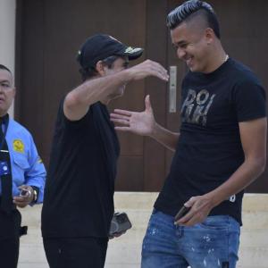 Alejandro Char abraza a Víctor Cantillo a las afueras de la casa de Fuad Char